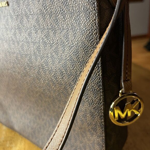 MICHAEL KORS Jet Set Travel Bag Messenger Crossbody Purse SIGNATURE MSRP $348 - Picture 5 of 9